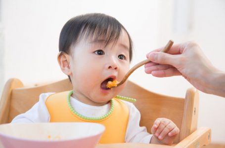 Ông bố Tây làm món ngon cho bé ăn cơm, siêu hấp dẫn!