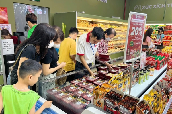 1 nguoi tieu dung chon mua thit u mat meatdeli tai he thong sieu thi winmart winmart 1749198834997944866386