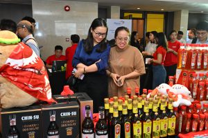 Co dong tham quan cac san pham trung bay tai su kien Roadshow MCH