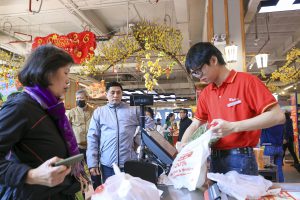 Năm 2026, chuỗi WinMart/WinMart+/WiN Đặt Mục Tiêu Mở Mới 1.000 – 1.500 Điểm Bán 3 Khong khi mua sam Tet tran ngap cac sieu thi WinMart